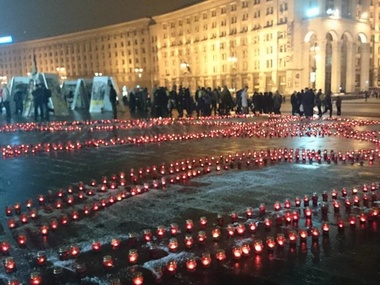 На Майдане Незалежности в "Ночь памяти" зажгли свечи в форме трезубца. Фоторепортаж