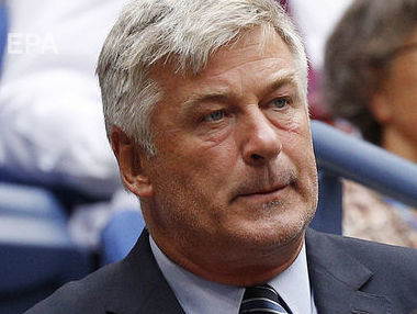 Алеку Болдуину предъявили обвинения в суде после драки на парковке