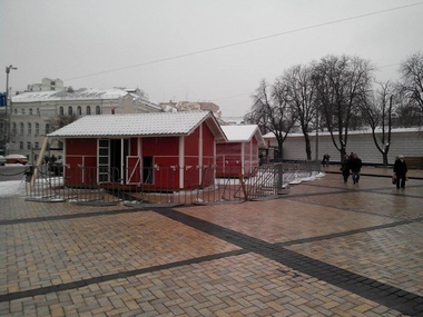 Софийскую площадь в Киеве начали готовить к новогодним праздникам