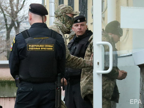 Захват РФ украинских кораблей. "Суд" в оккупированной Керчи арестовал еще троих украинских моряков 