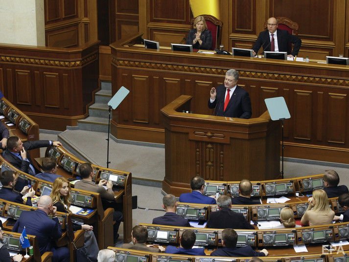 Парламент стал надежным предохранителем от амбиций Порошенко – политолог о введении военного положения