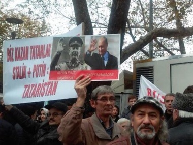 Путина в Турции встретили митингом в защиту крымских татар