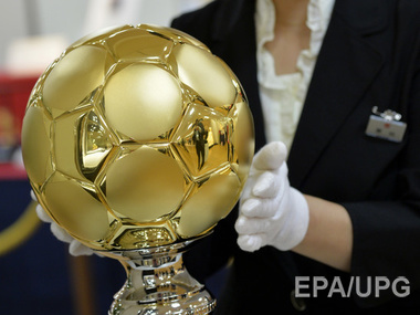 ФИФА: На "Золотой мяч" претендуют Роналду, Месси и Нойер