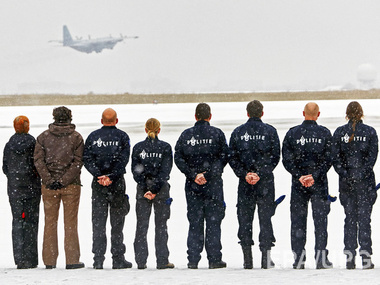 Неопознанными остаются девять жертв катастрофы рейса MH17