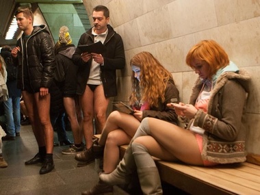Киевляне спустились в метро без штанов. Фоторепортаж