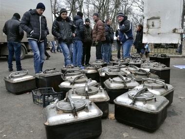 Выступающие "за наведение порядка в Киеве" собираются оставаться в Мариинском парке до утра