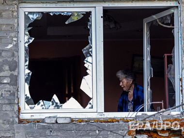 Москаль: Боевики из минометов и "Градов" обстреляли Счастье, разрушен двухэтажный дом
