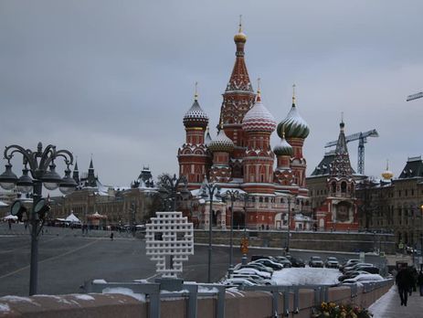 В Москве на месте убийства Немцова художник Бенькович разместил работу 