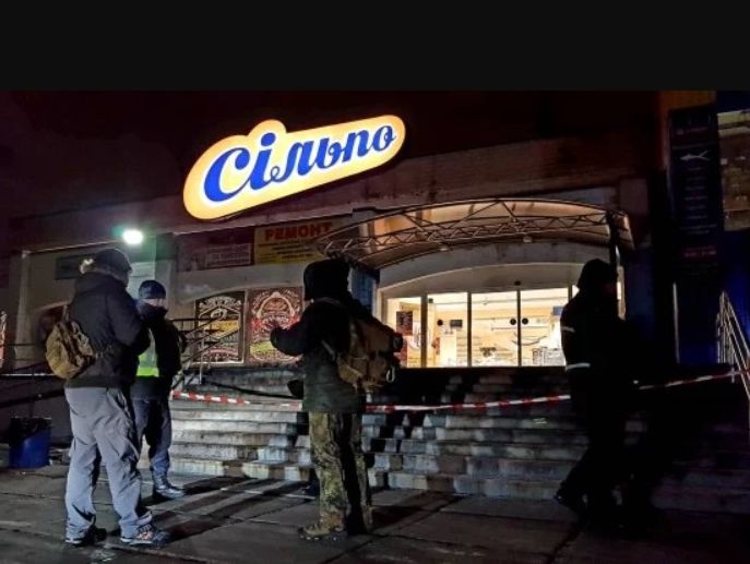 В Киеве правоохранители проверяют все супермаркеты "Сільпо" из-за сообщения о минировании 
