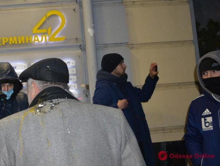 В Одессе неизвестные забросали Гриценко яйцами и напали на его сторонников