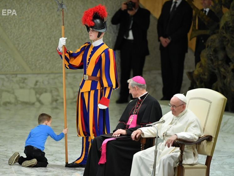 ﻿Під час аудієнції папи римського у Ватикані на сцену вибіг хлопчик, щоб потиснути руку гвардійцю. Відео