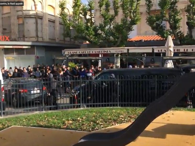 ﻿У Франції жінка забарикадувалася в будівлі банку і погрожувала підірвати його