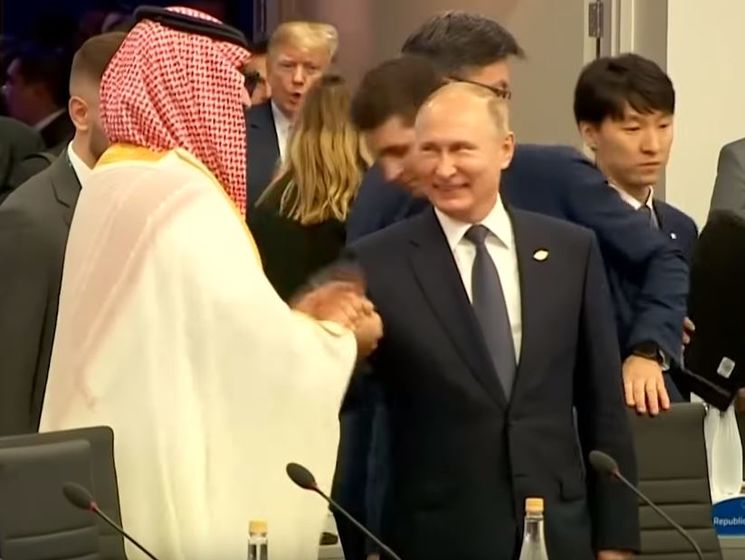 ﻿"Дай п'ять, бро!" Путін дружньо привітав спадкоємного принца Саудівської Аравії. Відео