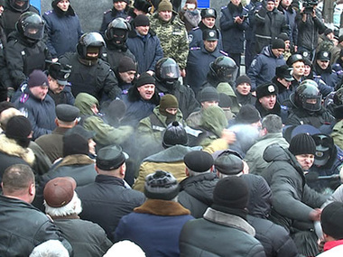 Во время штурма Винницкого облсовета пострадали семь милиционеров и один митингующий