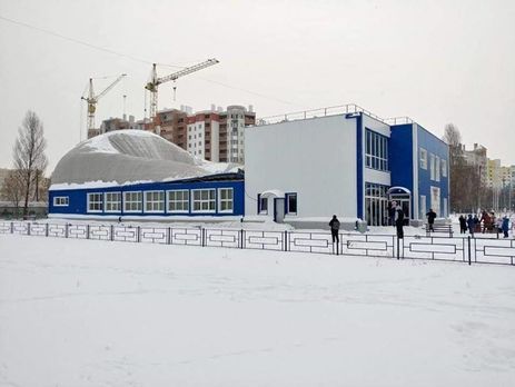 В Киевской области обвалилась крыша спортивной школы, где находилось 30 детей. Тренер успела вывести их за 1,5 минуты до обвала – ГСЧС