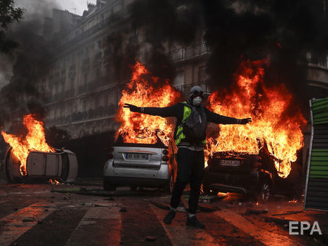 ﻿У Парижі продовжилися зіткнення поліції з протестувальниками проти підвищення цін на бензин. Фоторепортаж