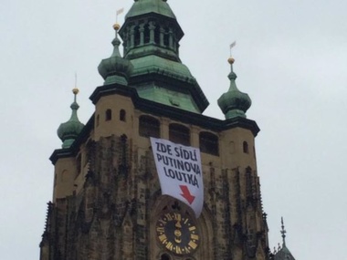 В Праге активисты разделись в знак протеста против визита Путина