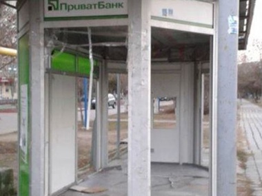 В Керчи неизвестные разгромили отделение "Приватбанка" и похитили банкомат