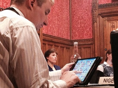 Британский депутат признался, что играл в парламенте в Candy Crush