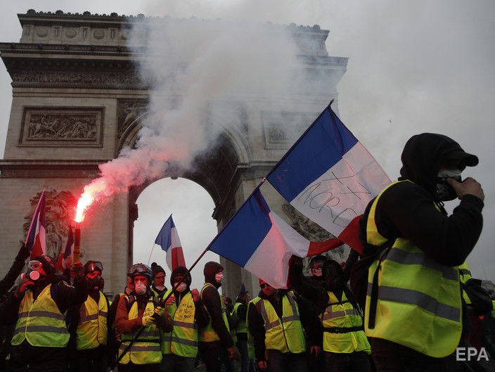 Протесты "желтых жилетов" в Париже. Правительство Франции рассмотрит вопрос введения режима чрезвычайного положения