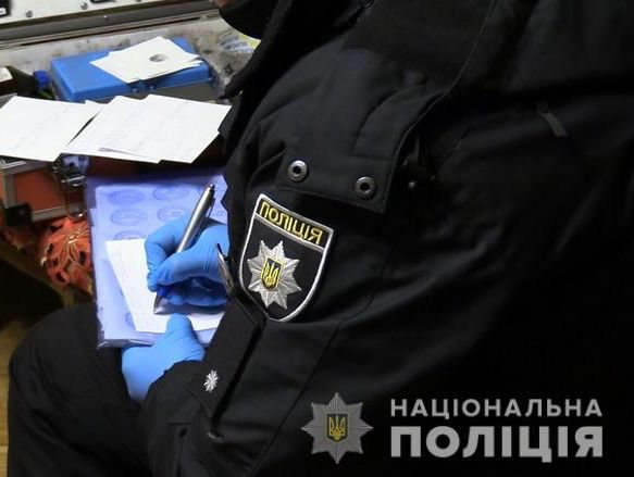 ﻿У Києві чоловік, у якого були проблеми із психікою, вбив свою матір і ще одну жінку, а потім викинувся з вікна – поліція
