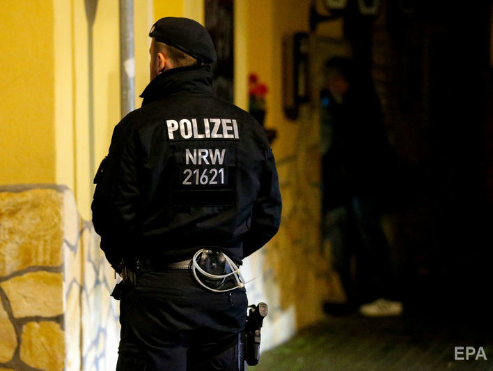 В Германии полиция прекратила рок-концерт из-за зрителей, выкрикивающих нацистские приветствия