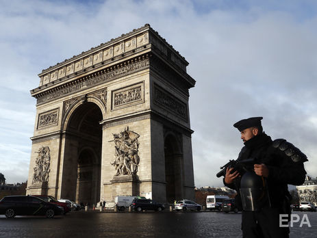 ﻿Протестувальники у Парижі розмалювали стіни Тріумфальної арки і пошкодили її статуї. Фоторепортаж