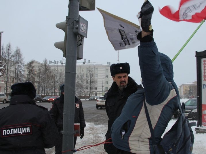 В Архангельске активиста оштрафовали на 350 тыс. руб. за плакат на митинге и акцию против мусорных полигонов 