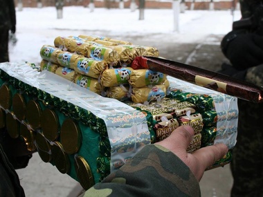 Третьеклассница из Кривого Рога передала воинам АТО танк из конфет. Фоторепортаж