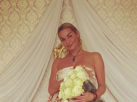 Волочкова в прозрачном белье села на поперечный шпагат