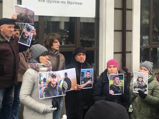 В Киеве активисты собрались под зданием посольства Грузии с требованием освободить задержанных украинцев