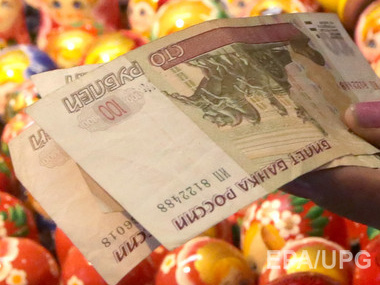 На открытии Московской биржи доллар поднялся выше 57 руб., евро &ndash; до 71 руб.