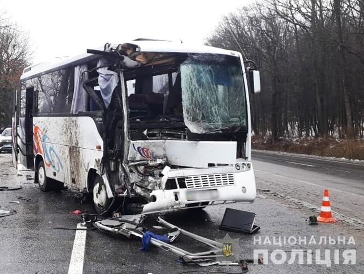 ﻿У Хмельницькій області автобус зіткнувся з вантажівкою, є постраждалі – поліція