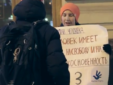 В Петербурге прошли одиночные пикеты по случаю Дня Конституции РФ, одну из активисток арестовали
