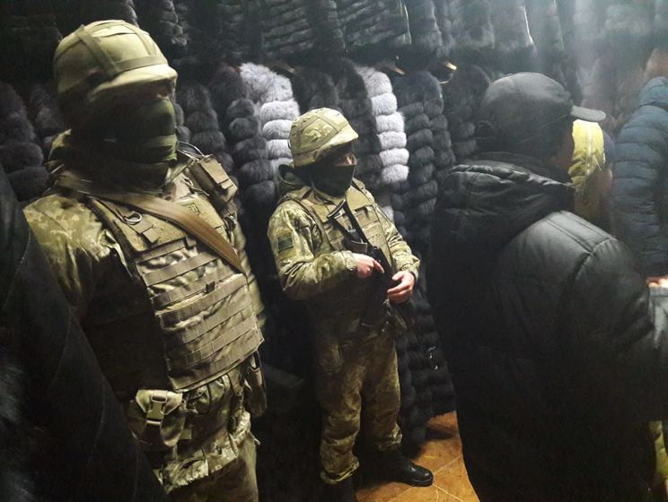 В Харькове правоохранители изъяли более 300 контрабандных шуб на 2,2 млн грн