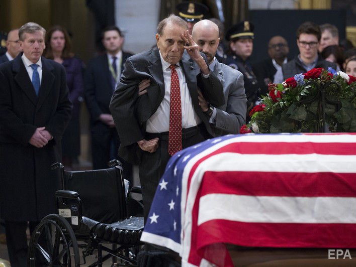 ﻿95-річний екс-сенатор США піднявся з інвалідного візка, щоб попрощатися з Джорджем Бушем – старшим. Відео