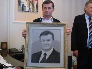 По просьбе чиновников дети вышили портрет Януковича
