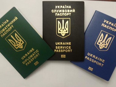 Климкин показал снимки бланков биометрических паспортов