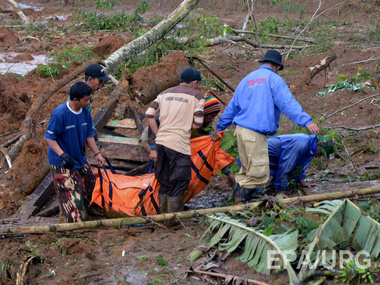 В Индонезии спасатели нашли тела 24 человек, погибших в результате оползня