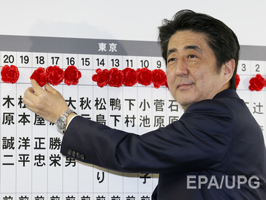 На внеочередных парламентских выборах в Японии победила партия премьер-министра Абэ