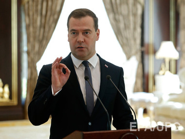 Медведев: С 2015 года украинцы не смогут работать в России без патента