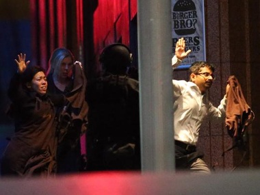 Полиция освободила заложников из сиднейского кафе и застрелила террориста