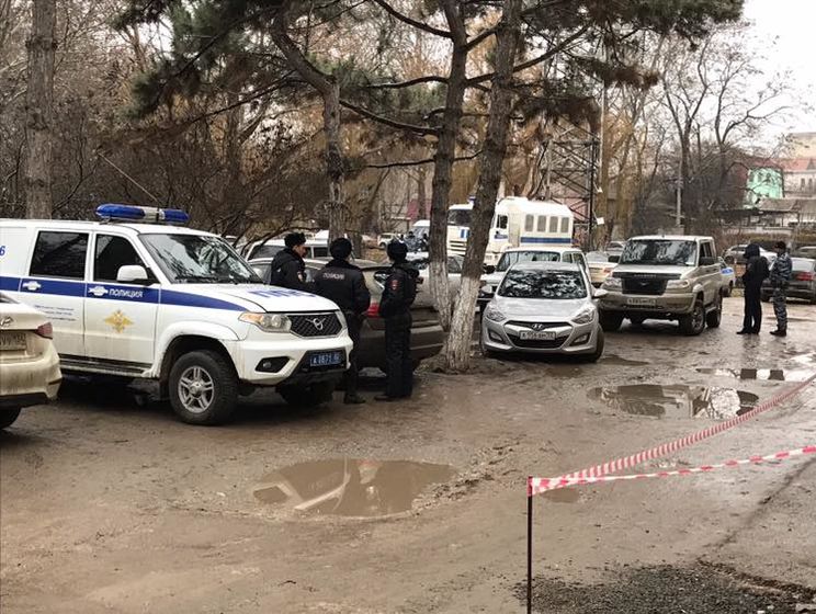 В аннексированном Крыму адвоката Курбединова провожали в СИЗО более сотни людей