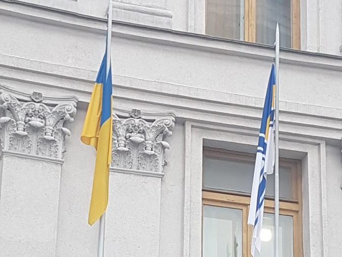 В знак поддержки захваченных Россией моряков украинский МИД поднял флаг Военно-морских сил