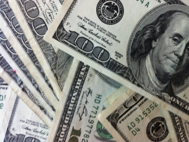 Доллар и евро в украинских обменниках продолжили дорожать