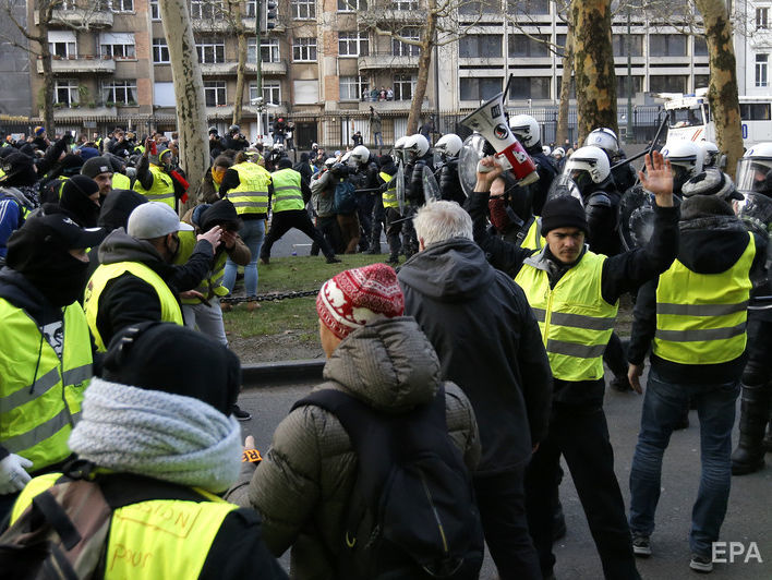 В Брюсселе произошли столкновения полиции с "желтыми жилетами"