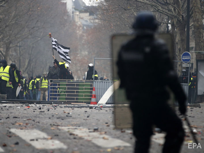 Під час зіткнень у Парижі постраждали 30 осіб, кількість затриманих наближається до 600