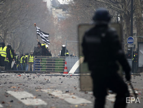 В ходе столкновений в Париже пострадали 30 человек, число задержанных приближается к 600