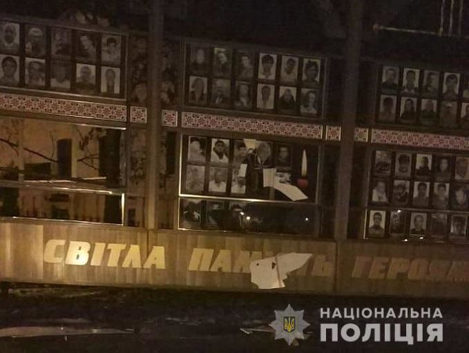 В Хмельницком повредили мемориал Героям Небесной сотни и погибшим бойцам АТО – полиция