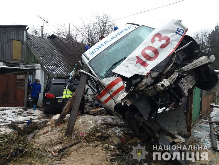 В Житомире "скорая" столкнулась с Hyundai Santa Fe, оба автомобиля въехали в дом – полиция